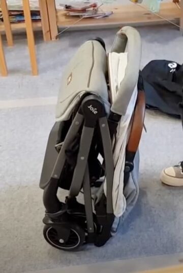 Carrinho de bebé ultra compacto Joie Tourist é grande para andar em cabine de avião