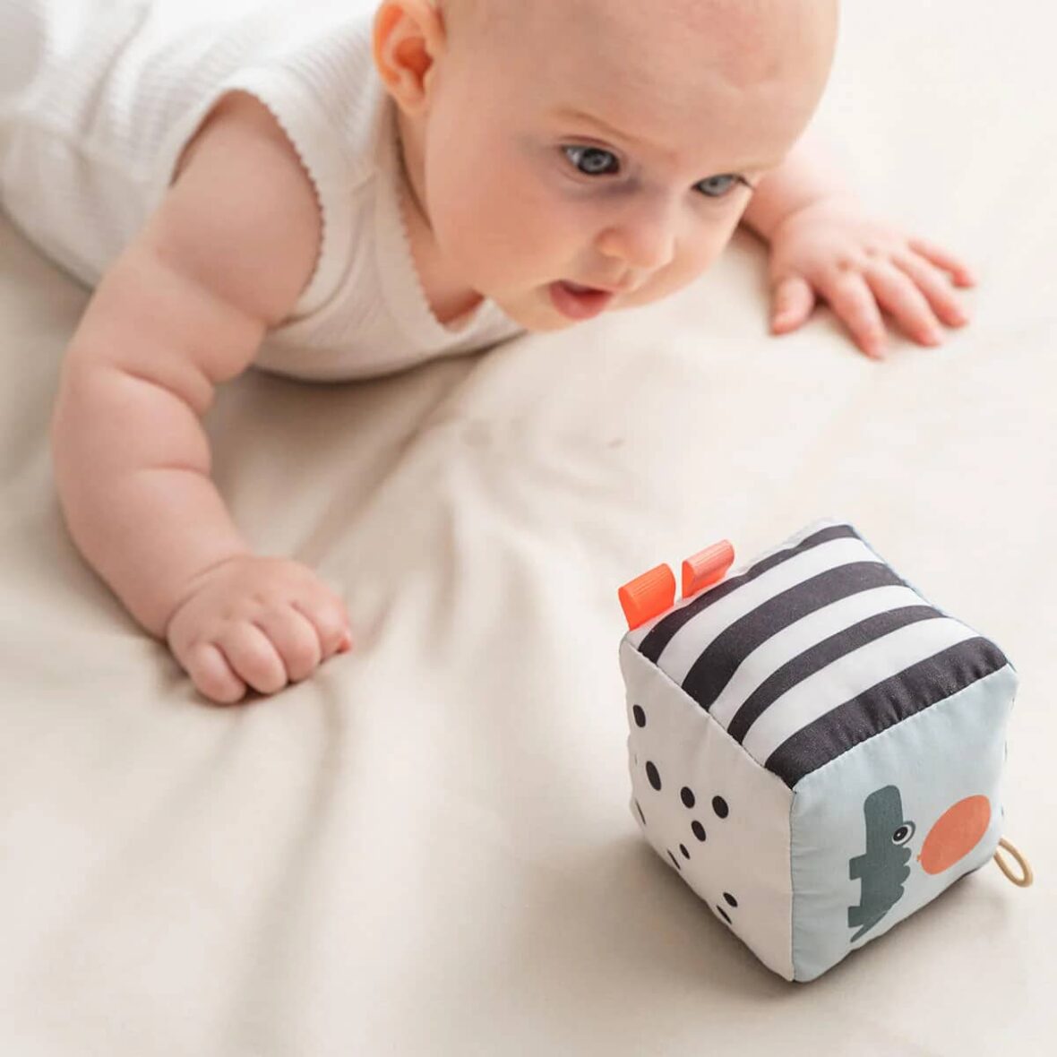 Contrast-baby-cube-Happy-clouds-Colour-mix-5-LS