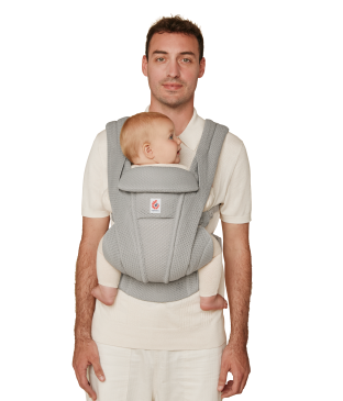 Mochila porta-bebé Ergobaby Omni Deluxe Mesh respirável em verde oliva, com bebé virado para os pais, ideal para momentos de proximidade e segurança. Recomendável a partir dos 0 meses.