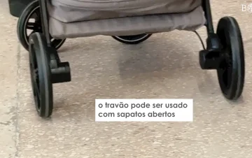 O Carrinho de Bebé Nuna Trvl Lx o travão pode ser usado com sapatos abertos
