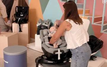 Maxi-Cosi Mica 360 Pro - Para colocar o bebé na cadeira é necessário libertar o arnês 