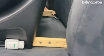 Cadeira Auto Maxi-Cosi Emerald 360 S - Apontar cada pinça para a zona Isofix do automóvel