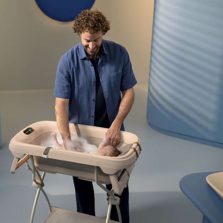 3107113000_2026_maxicosi_SNU_indigo_bath_tub_stand_dadbathingnewborn