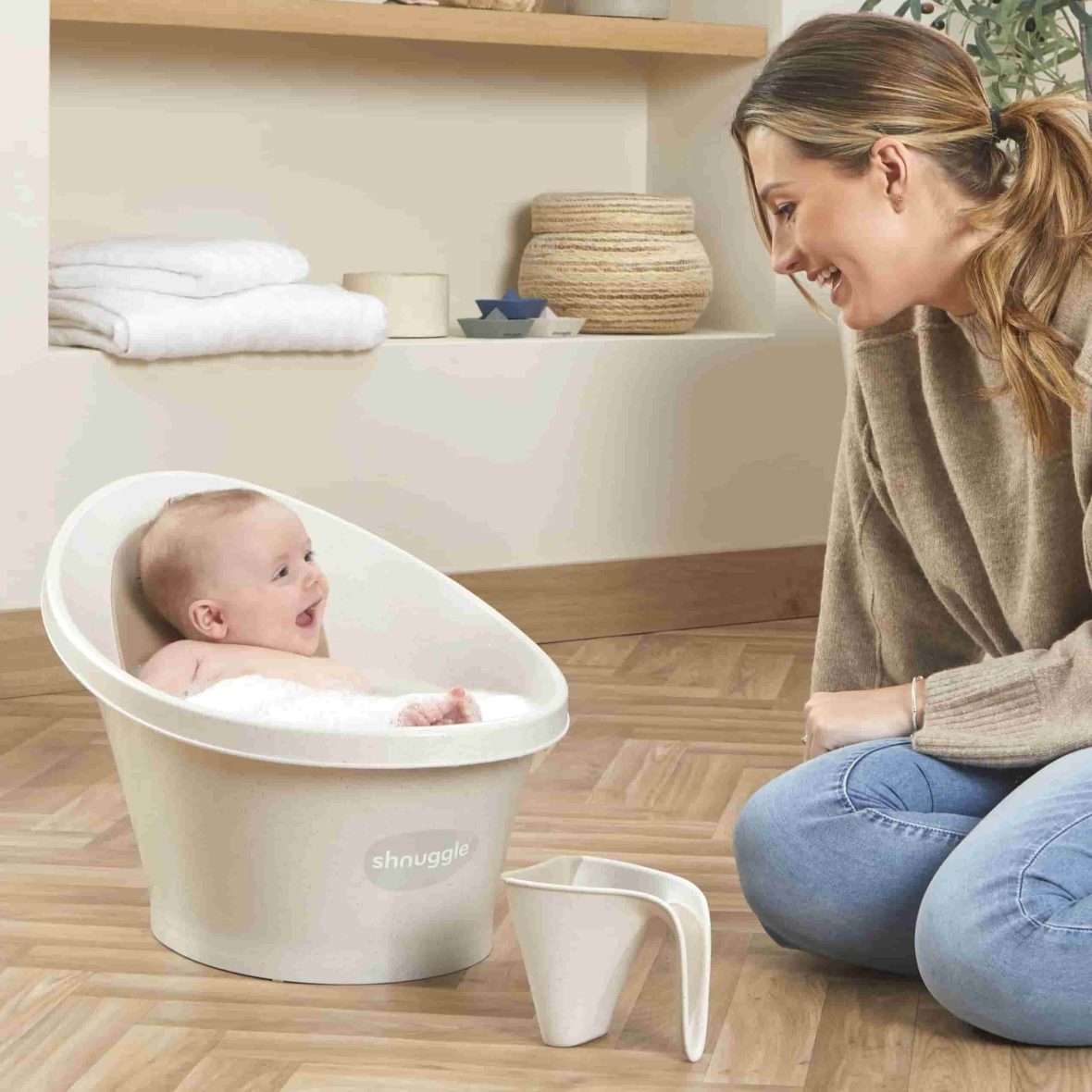 Eco_Collection_-_baby_bath_with_mum_and_baby_laughing_-_Close_Up_-_high_res