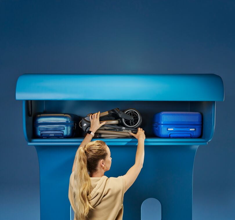 Widescreen Retina landscape-MC1175_2025_maxicosi_Stroller_Oxford Cabin_Studio_Mumgettingthestrollerfromtheoverheadstorage_L (1)